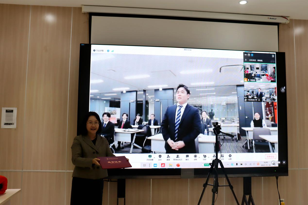 2715vip太阳集团葛建新教授为“最佳汇报奖”成田卓巳同学颁奖